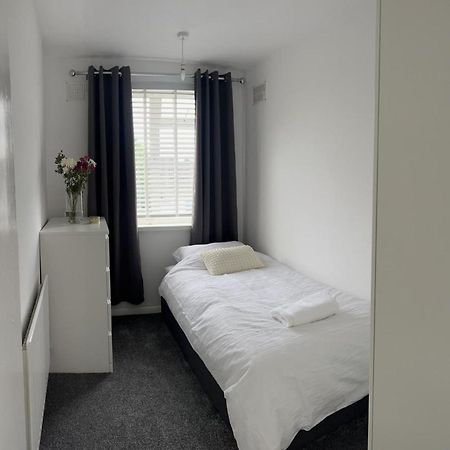 Crown Road Apartment Sittingbourne Bagian luar foto