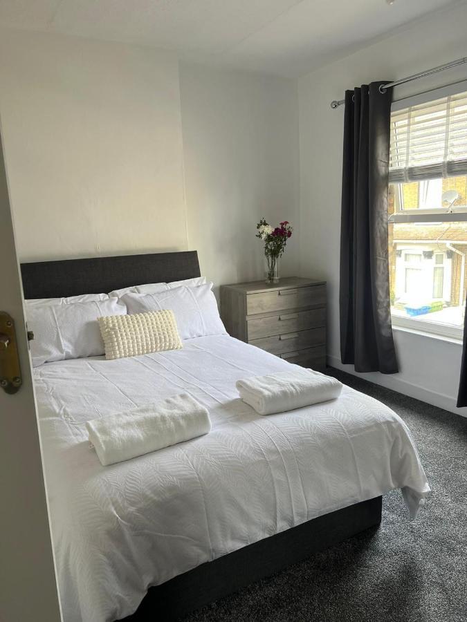Crown Road Apartment Sittingbourne Bagian luar foto