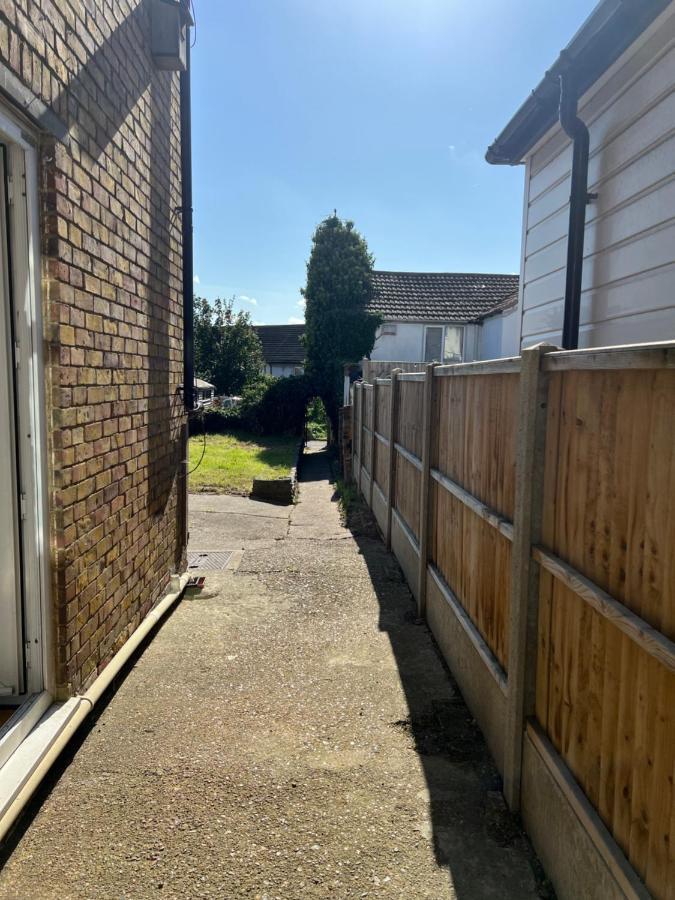 Crown Road Apartment Sittingbourne Bagian luar foto