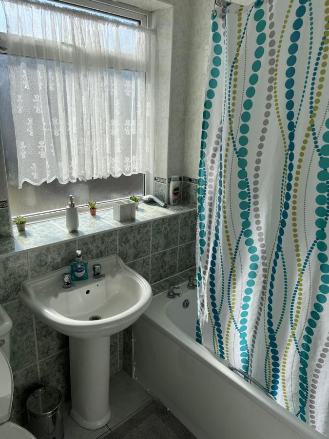 Crown Road Apartment Sittingbourne Bagian luar foto