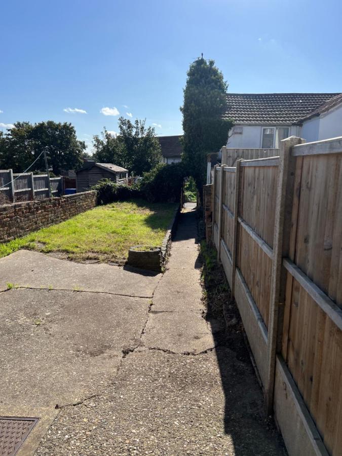Crown Road Apartment Sittingbourne Bagian luar foto