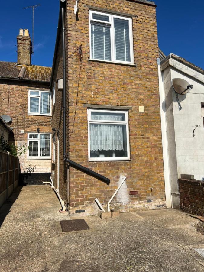 Crown Road Apartment Sittingbourne Bagian luar foto