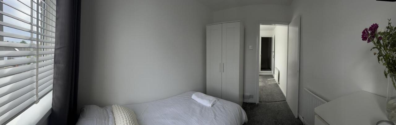 Crown Road Apartment Sittingbourne Bagian luar foto
